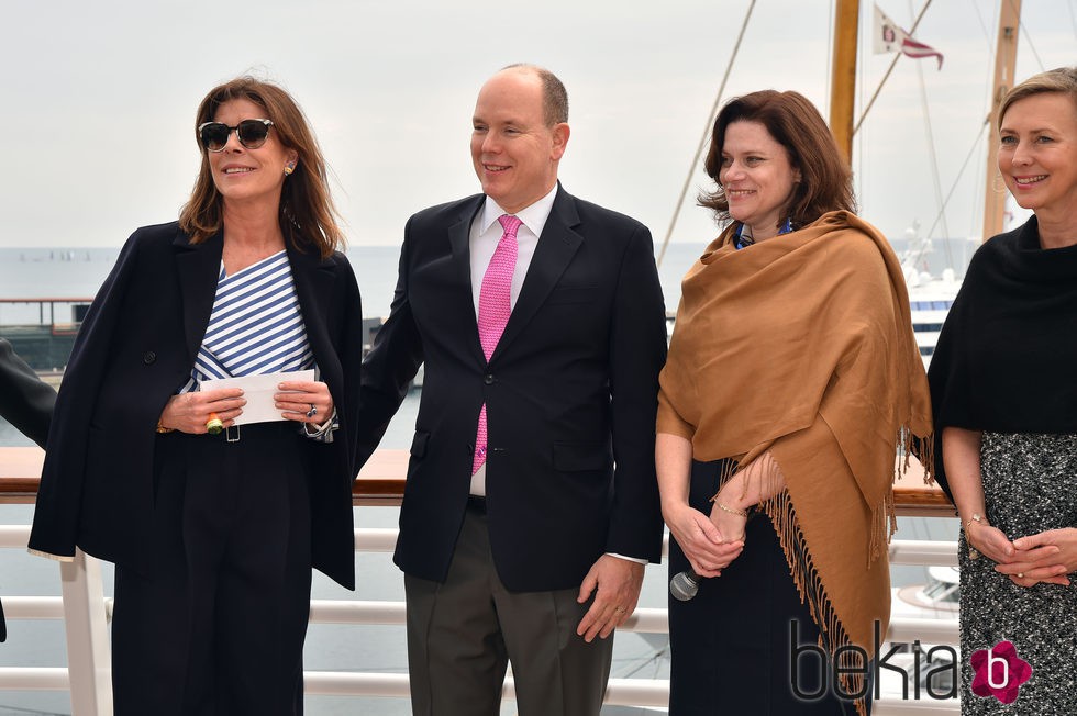 Alberto de Mónaco y Carolina de Mónacorecibiendo una donación para la fundación Princesa Grace