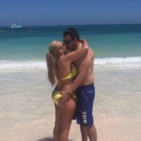 Belén Esteban y su novio Miguel besándose durante las vacaciones de Semana Santa