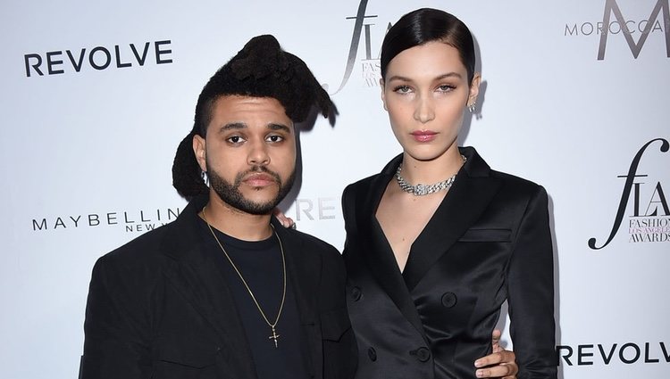 The Weeknd y Bella Hadid en los Fashion Awards 2016 en Los Ángeles