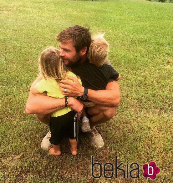 Chris Hemsworth abrazando a Tristan y Sasha el día de su segundo cumpleaños