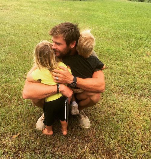 Chris Hemsworth abrazando a Tristan y Sasha el día de su segundo cumpleaños