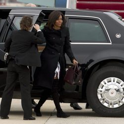 Michelle Obama llegando al avión privado para viajar a Cuba