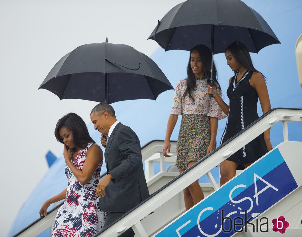 Barack Obama y su familia tras su llegada a Cuba