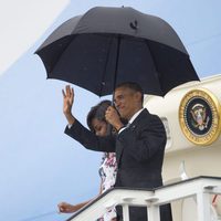 Barack Obama y Michelle Obama saludando tras su llegada a Cuba