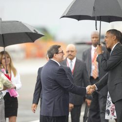 Barack Obama saludando al primer ministro cubano Bruno Rodriguez tras su llegada a Cuba