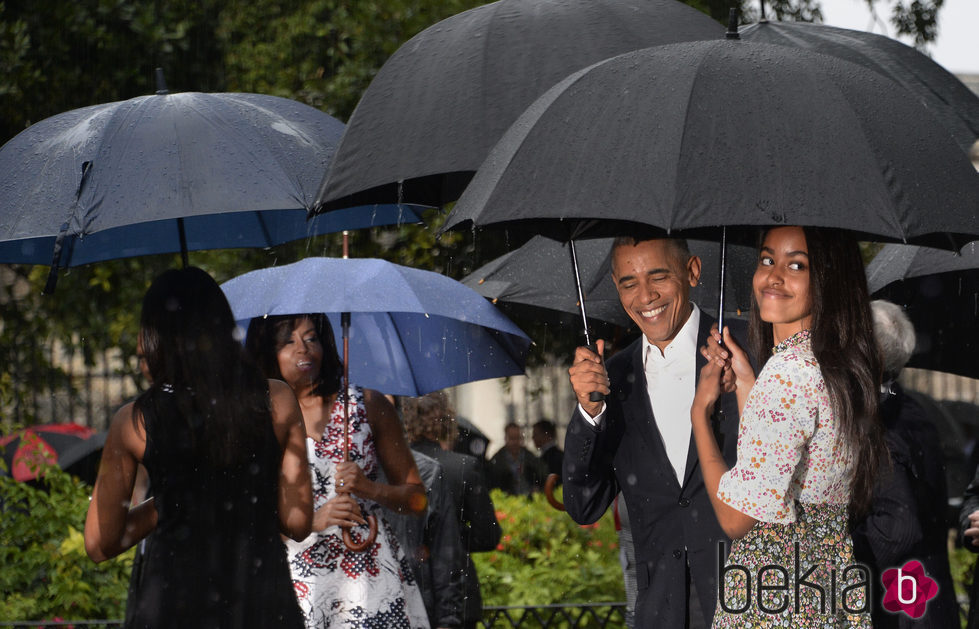 Barack Obama y Malia Obama saludan en su viaje a Cuba