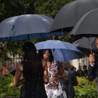 Barack Obama y Malia Obama saludan en su viaje a Cuba