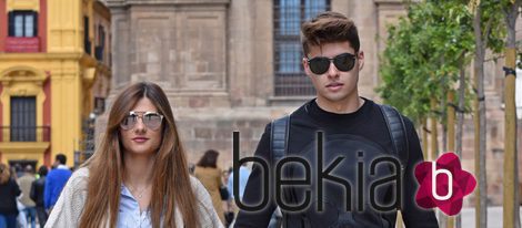 Javier Tudela y Alejandra Lozano paseando cogidos de la mano por Málaga