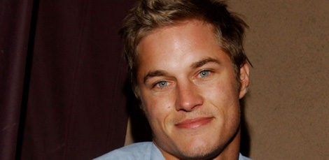 Travis Fimmel con el pelo corto en 2004