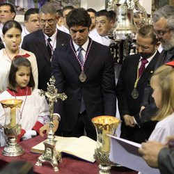 Cayetano Rivera firmando en el libro de la Cofradía de Jesús Cautivo de Málaga