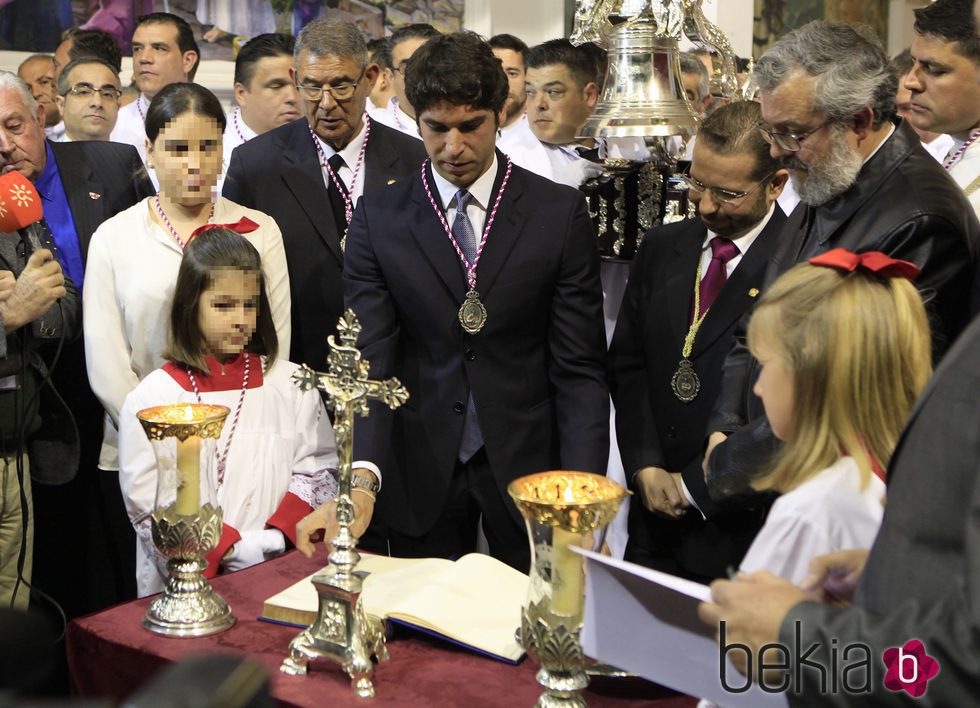 Cayetano Rivera firmando en el libro de la Cofradía de Jesús Cautivo de Málaga