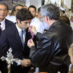 Cayetano Rivera recibiendo la medalla de la Cofradía de Jesús Cautivo de Málaga