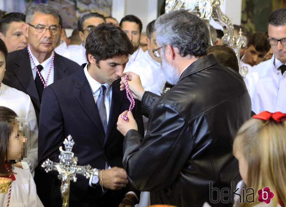 Cayetano Rivera recibiendo la medalla de la Cofradía de Jesús Cautivo de Málaga