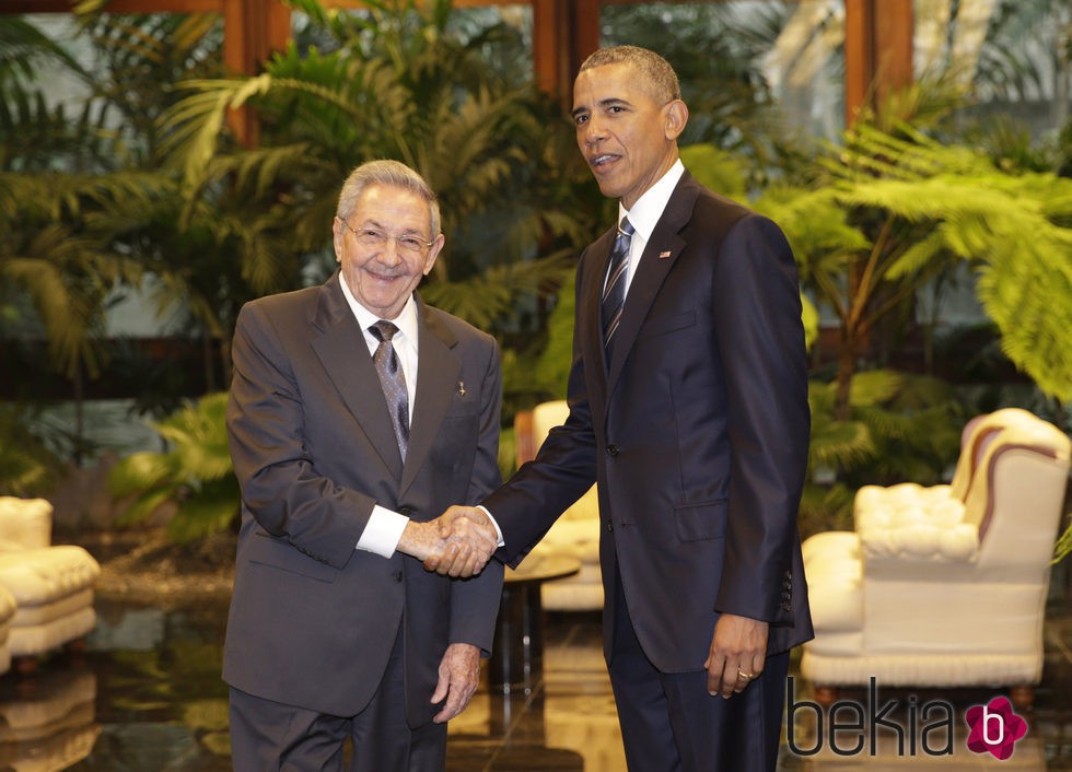 Barack Obama saludando a Raul Castro en su viaje al país