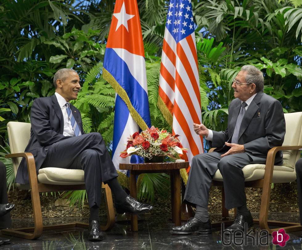 Barack Obama hablando durante la ceremonia de bienvenida con Raul Castro 