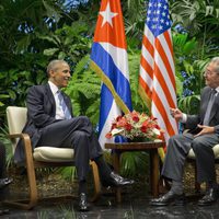 Barack Obama hablando durante la ceremonia de bienvenida con Raul Castro 