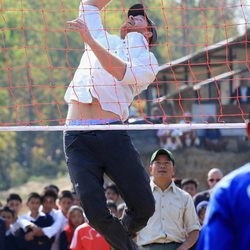 El Príncipe Harry jugando al vóleibol durante su viaje solidario a Nepal