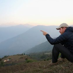 El Príncipe Harry contemplando el atardecer durante su viaje solidario a Nepal