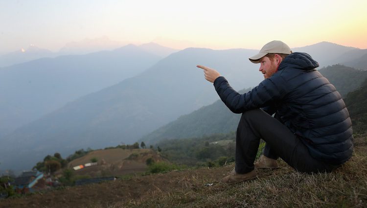 El Príncipe Harry contemplando el atardecer durante su viaje solidario a Nepal