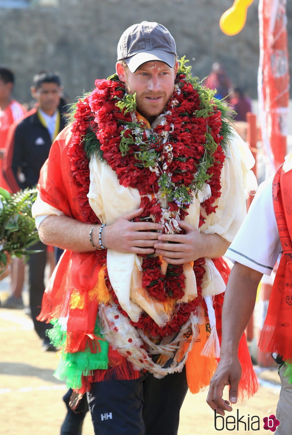 El Príncipe Harry con collares de flores durante su viaje solidario a Nepal