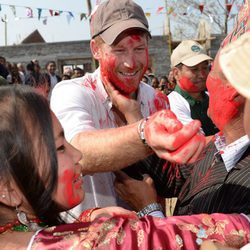 El Príncipe Harry con la cara con pintura roja participando en el Festival Hindú del Color de Nepal