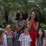 Michelle Obama y su hija Malia en con niños en un parque de Cuba