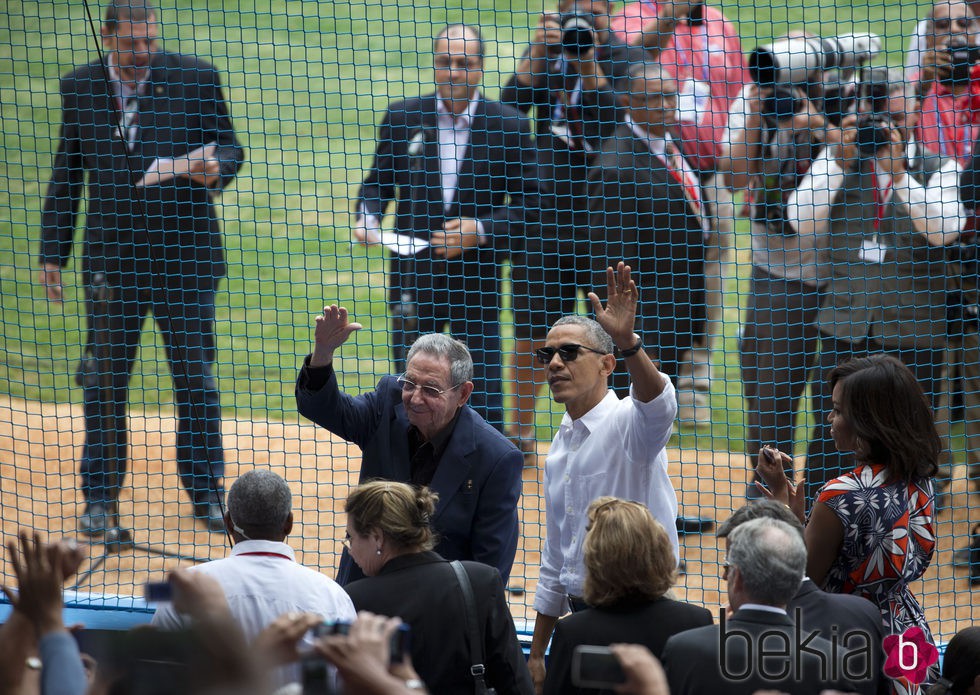 Barack Obama saludando al público en un partido de baseball en Cuba