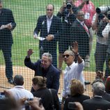 Barack Obama saludando al público en un partido de baseball en Cuba