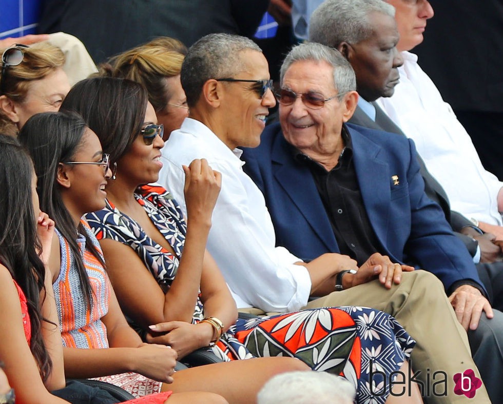 Barack Obama hablando con Raul Castro en un partido de baseball en Cuba