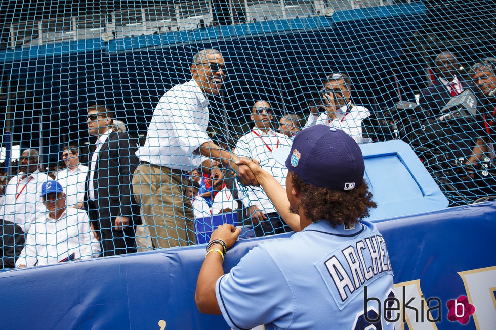 Barack Obama hablando con el jugador Chris Archer en un partido de baseball en Cuba