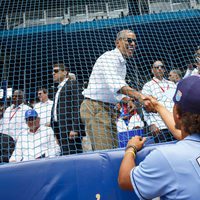 Barack Obama hablando con el jugador Chris Archer en un partido de baseball en Cuba