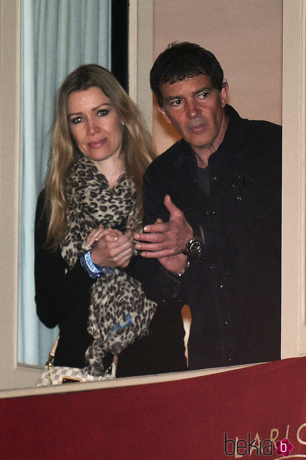 Antonio Banderas y Nicole Kimpel, muy atentos a las procesiones de Semana Santa de Málaga