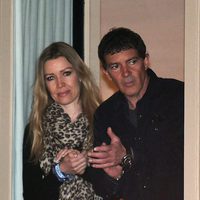 Antonio Banderas y Nicole Kimpel, muy atentos a las procesiones de Semana Santa de Málaga