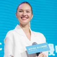 Candice Swanepoel reaparece tras confirmar su embarazo en un evento promocional de Biotherm