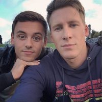 Tom Daley y su prometido Dustin Lance Black celebrando su tercer aniversario