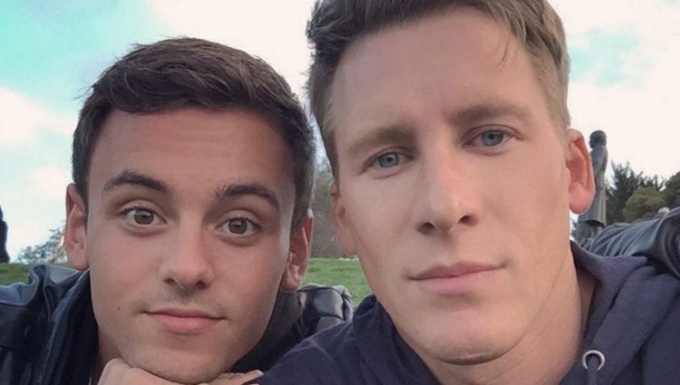 Tom Daley y su prometido Dustin Lance Black celebrando su tercer aniversario