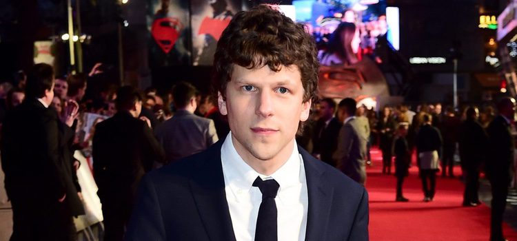 Jesse Eisenberg en el estreno de la película 'Batman v Superman: El amanecer de la justicia' en Londres