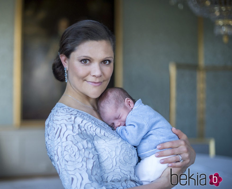 Primera foto oficial de la Princesa Victoria de Suecia con su hijo el Príncipe Oscar