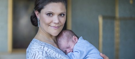 Primera foto oficial de la Princesa Victoria de Suecia con su hijo el Príncipe Oscar