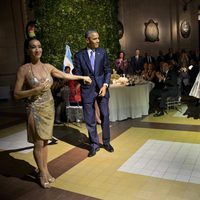 Barack Obama presentando a su compañera de tango en su visita oficial a Argentina