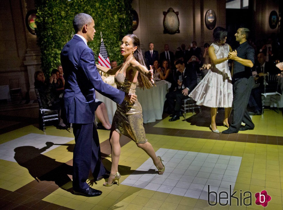 Barack Obama demostrando sus dotes para el tango en su visita oficial a Argentina