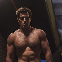 Henry Cavill presumiendo de músculos en una escena de 'Batman vs. Superman' 