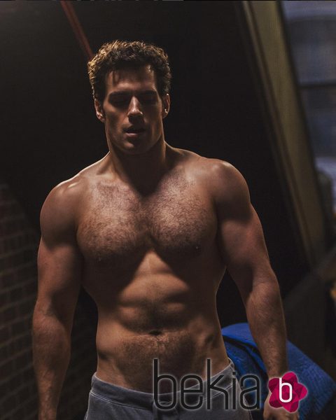 Henry Cavill presumiendo de músculos en una escena de 'Batman vs. Superman' 