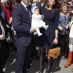 Fran Rivera y Lourdes Montes con su hija Carmen en la Semana Santa de Sevilla 2016