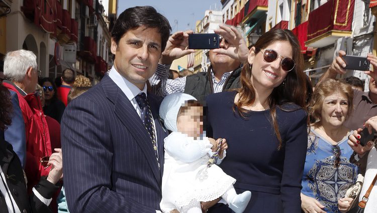 Fran Rivera y Lourdes Montes con su hija Carmen en la Semana Santa de Sevilla 2016