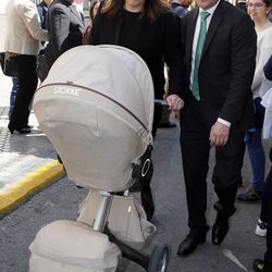 Susana Díaz y su marido José María Moriche con su hijo en la Semana Santa de Sevilla 2016