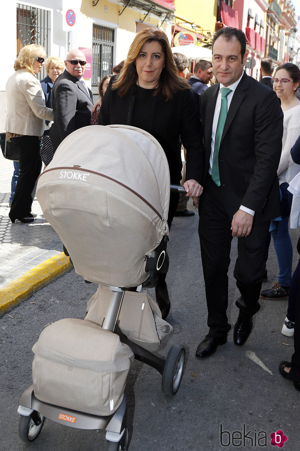 Susana Díaz y su marido José María Moriche con su hijo en la Semana Santa de Sevilla 2016