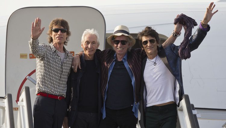 Los Rolling Stones a su llegada a La Habana para ofrecer un concierto