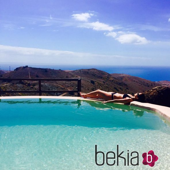 Marta Torné tomando el sol en bikini en Gran Canaria