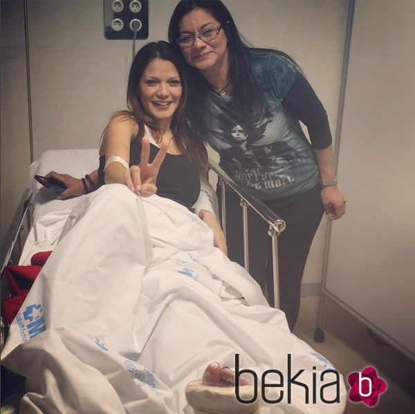 Ivonne Reyes con su hermana en una camilla del hospital 